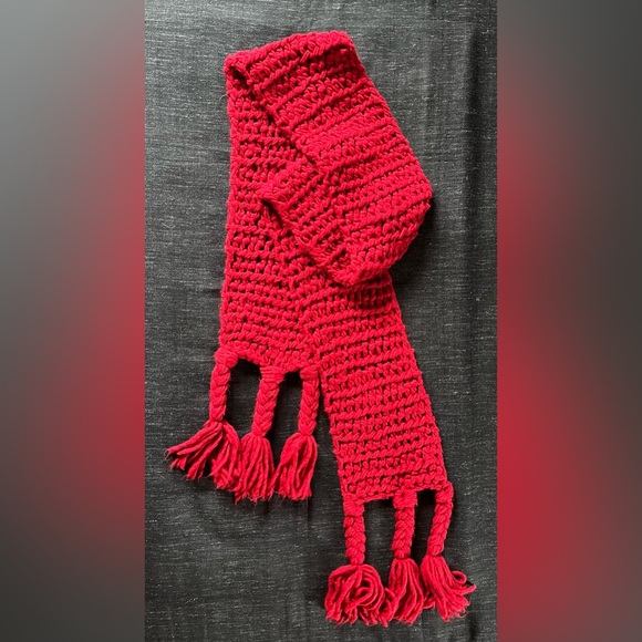 EMPORIO ARMANI red shawl. - Picture 2 of 5